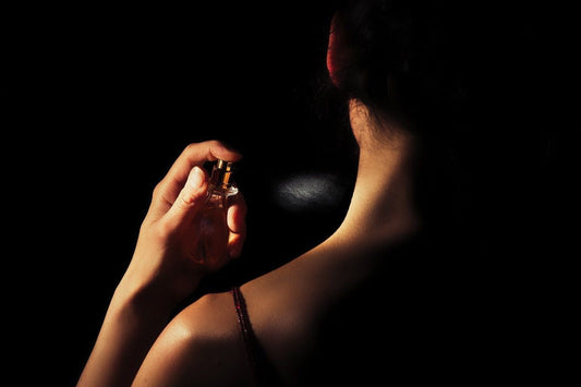 Comment Bien Se Parfumer : Astuces pour Faire Tenir Votre Parfum Toute la Journée