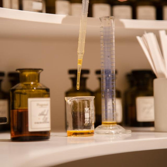 Parfum, Eau de Toilette, Extrait : Comprendre les Concentrations pour Mieux Choisir